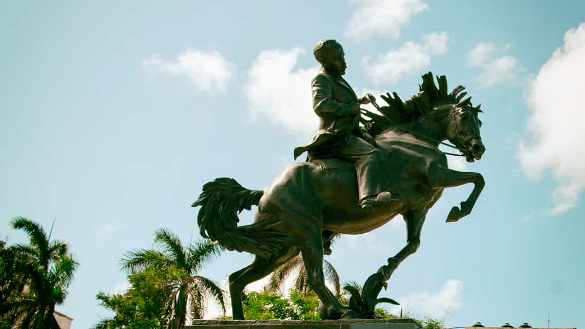 Vista del Monumento a José Martí, al fondo el cielo azul de La Habana