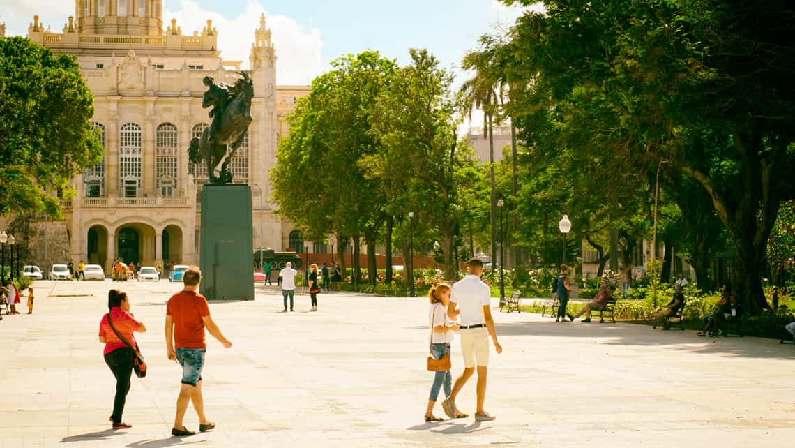 Viajeros y Habaneros pasean por el parque frente a la estatua a José Martí