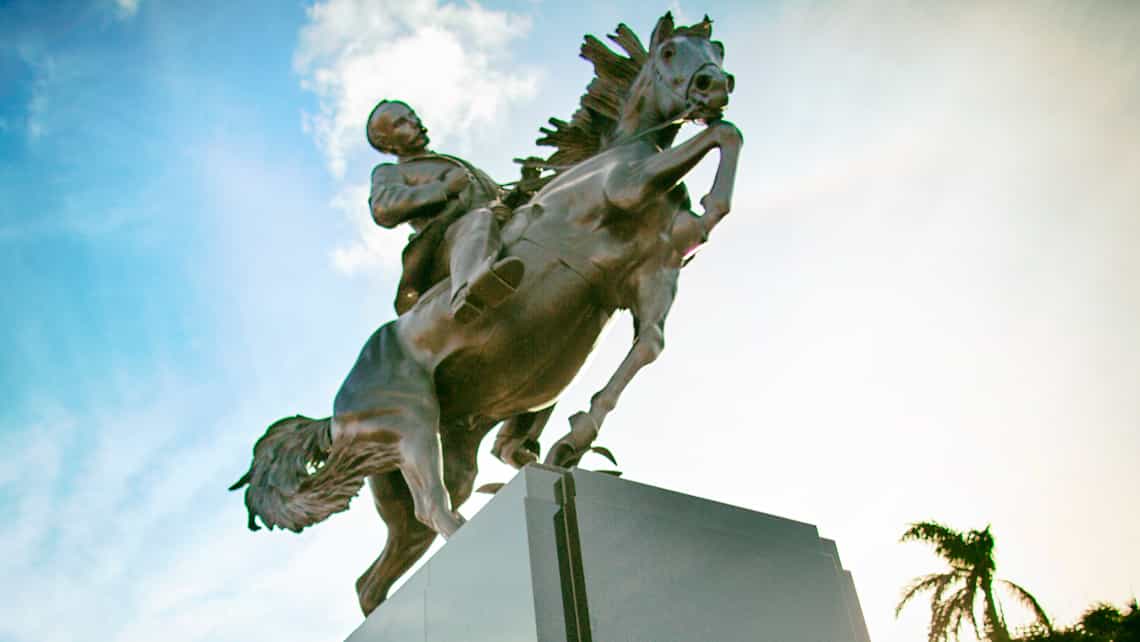 Momento en que José Martí cae en combate en Dos Rios, inmortalizado en bronce
