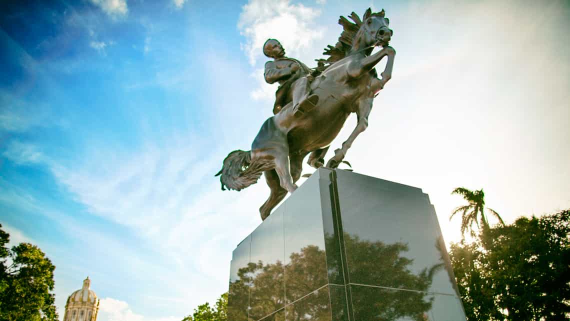 El cielo azul de La Habana enmarca bellamente el monumento a José Martí