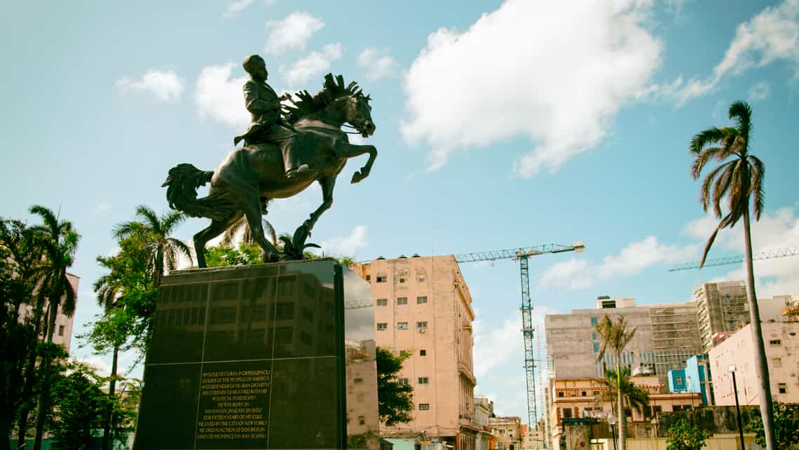 Vista lateral del monumento a José Martí, replica del que se encuentra en el Parque Central de Nueva York