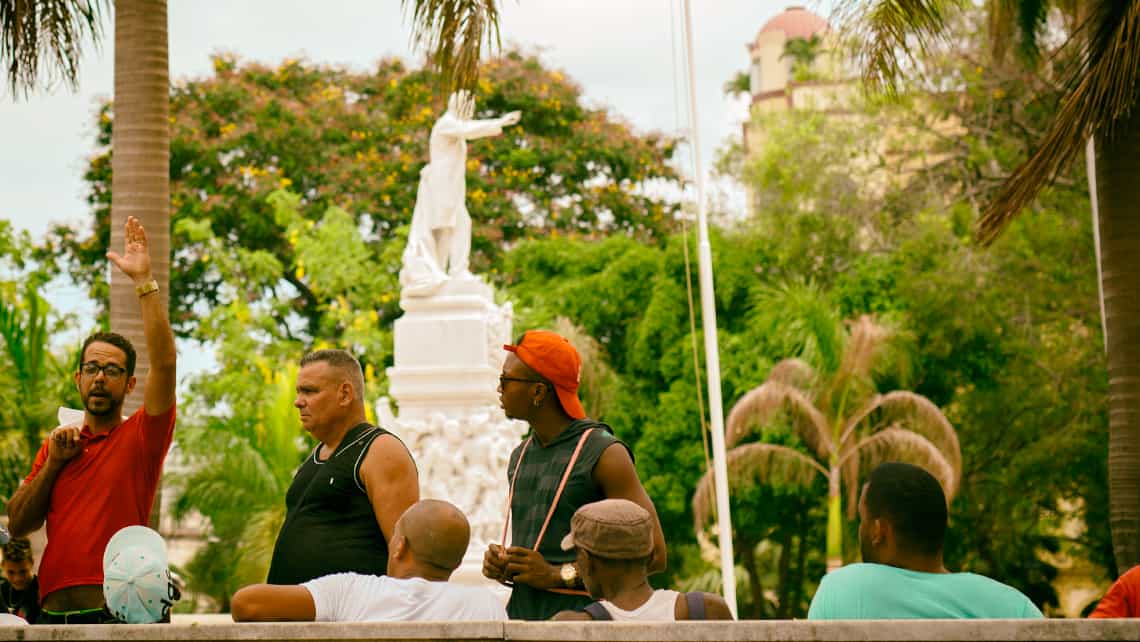 Esquina Caliente de La Habana, al fondo la estatua de Marti