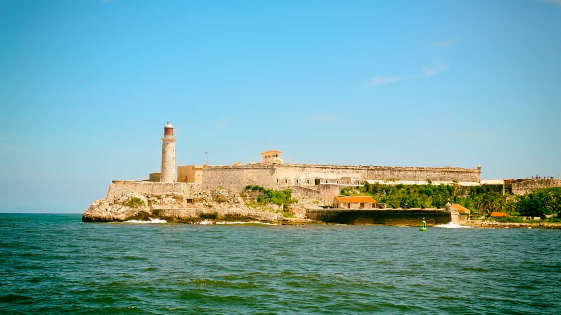 El Faro del Morro y el Castillo de los Tres Reyes del Morro visto desde el malecon de La Habana