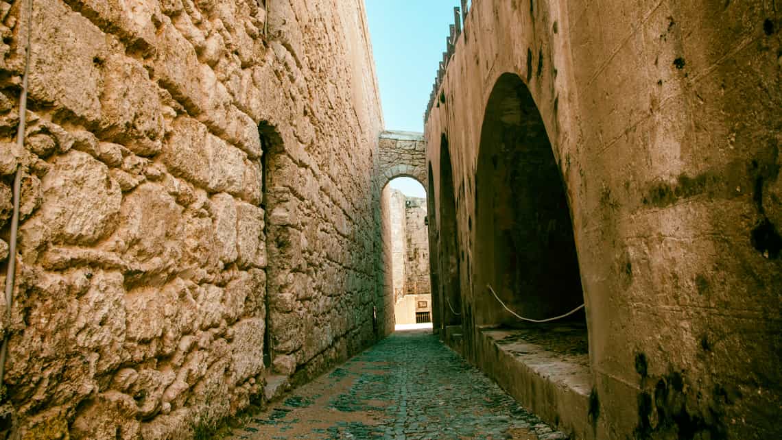 Estrechas calles adoquinadas en el interiror de la fortaleza conducen al Faro
