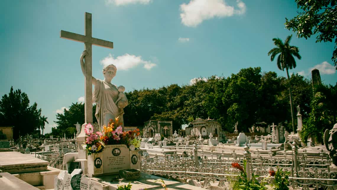 Tumba de la Milagrosa, lugar de peregrinacion del Cementerio Colon