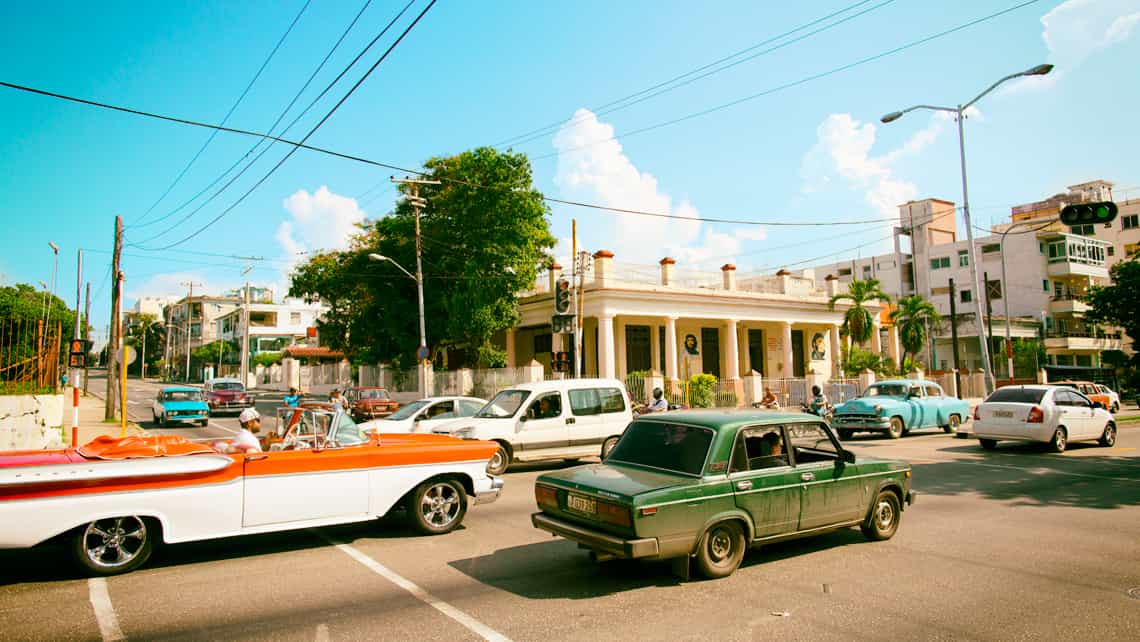 Trafico en la esquina de Linea y 12 en el Vedado, Habana