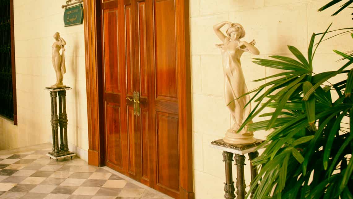 Estatuas y plantas ayudan a la decoracion de los interiores del Palacio O'Farril