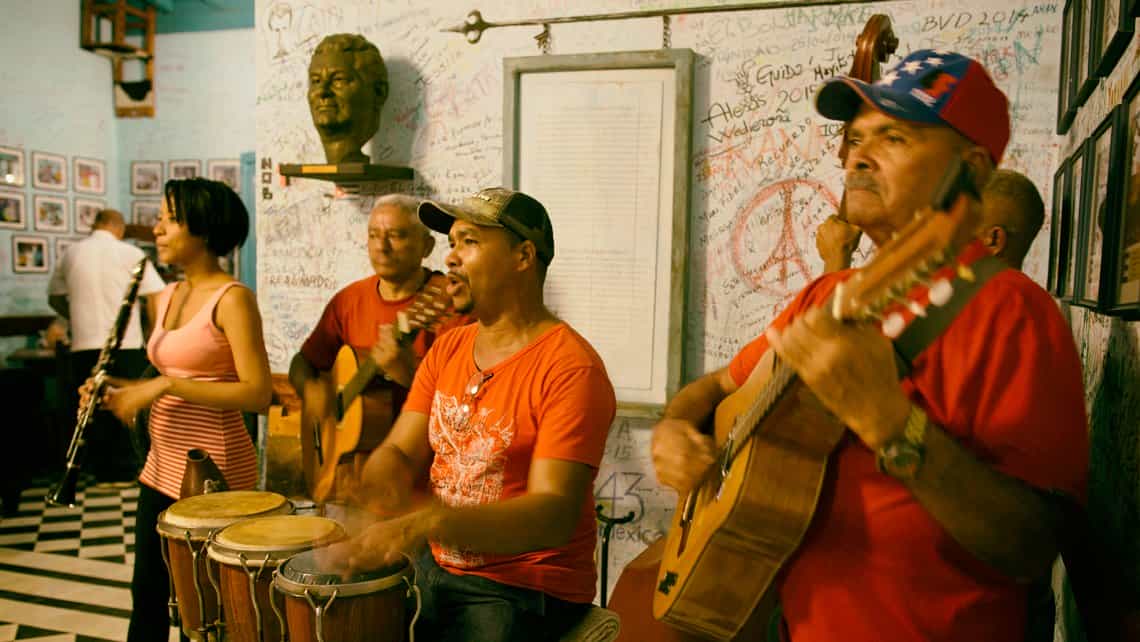 Musicos en la Bodeguita del Medio de Trinidad de Cuba