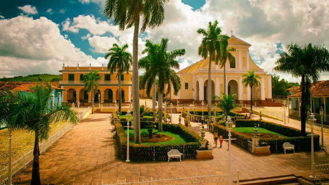 La Plaza Mayor de Trinidad vista en un dia soleado tipico de Cuba