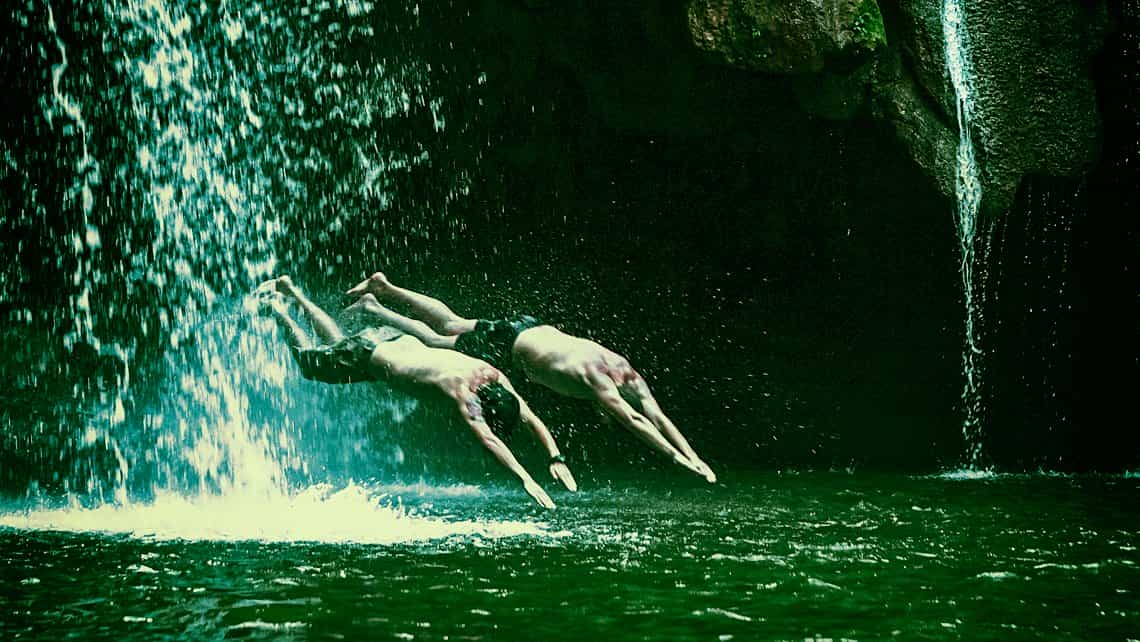 Dos muchachos se lanzan al agua en Topes de Collantes