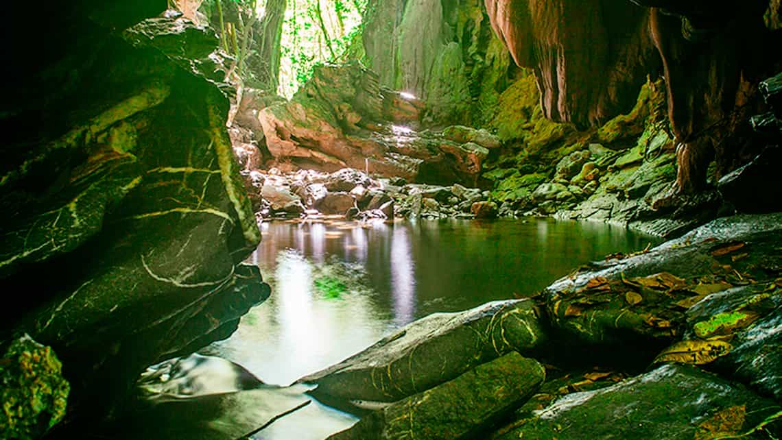 Cavernas y arroyos del Parque Nacional Topes de Collantes