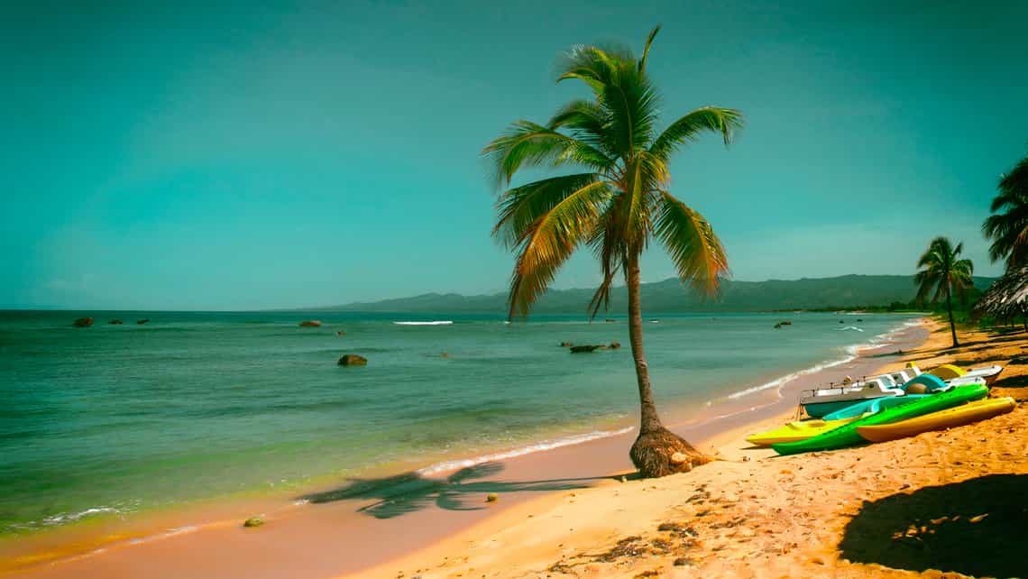 Kayaks en playa desierta en los alrededores de Trinidad