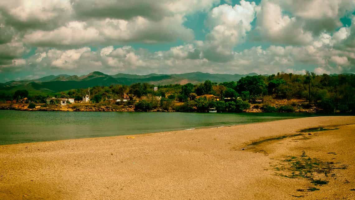 Playa Las Bocas, desembocadura del rio, al fondo las montañas del Escambray