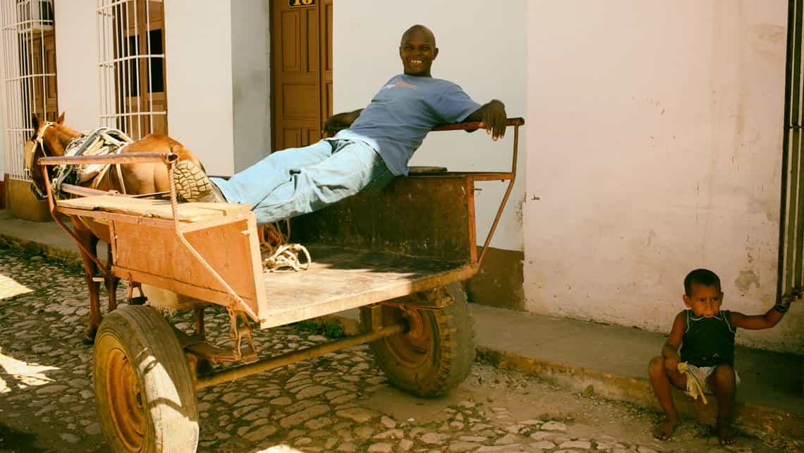 Campesino descansa en su carreton en las calles de Trinidad