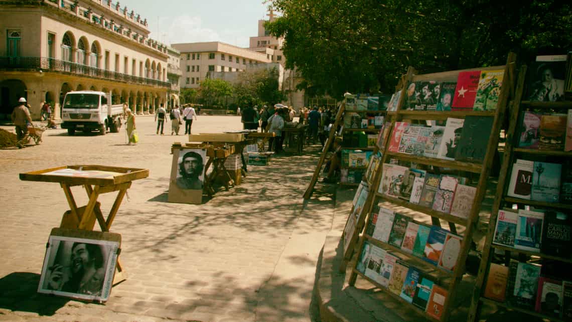 Puestos de libros, escena tipica de la Plaza de Armas de La Habana