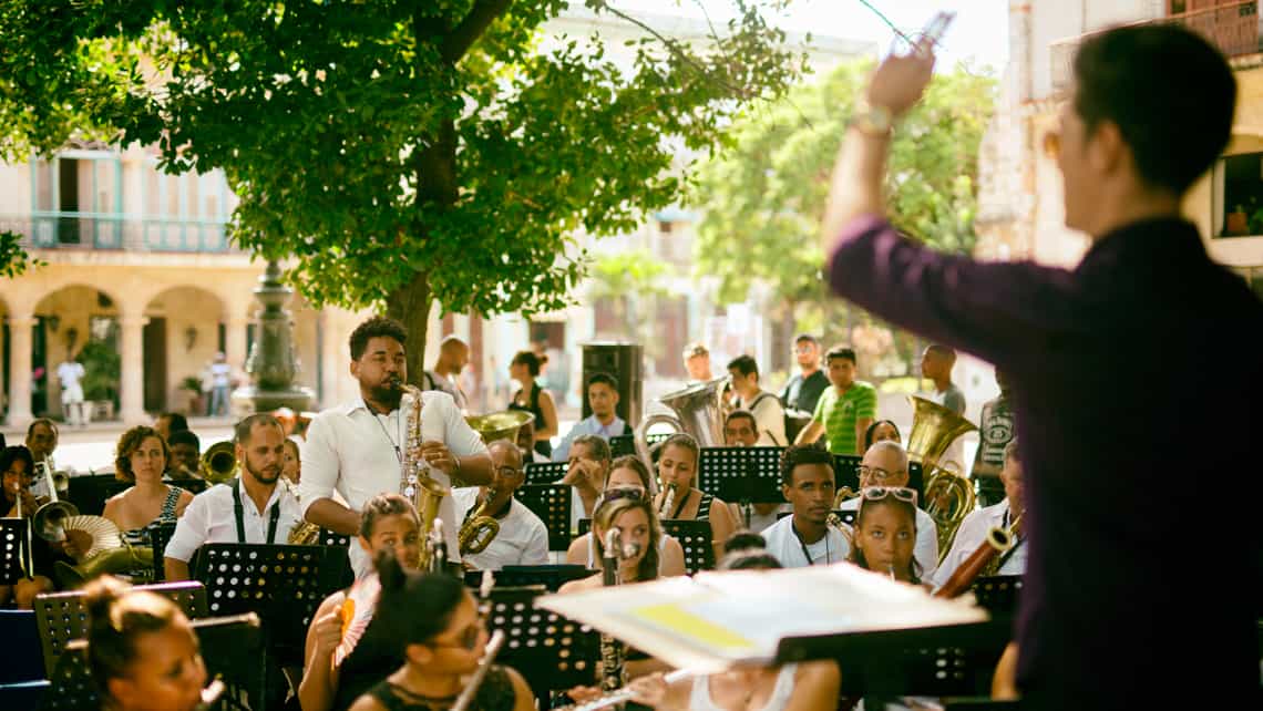 Director de orquesta dirige los acordes celebratorios de la fundacion de La Habana