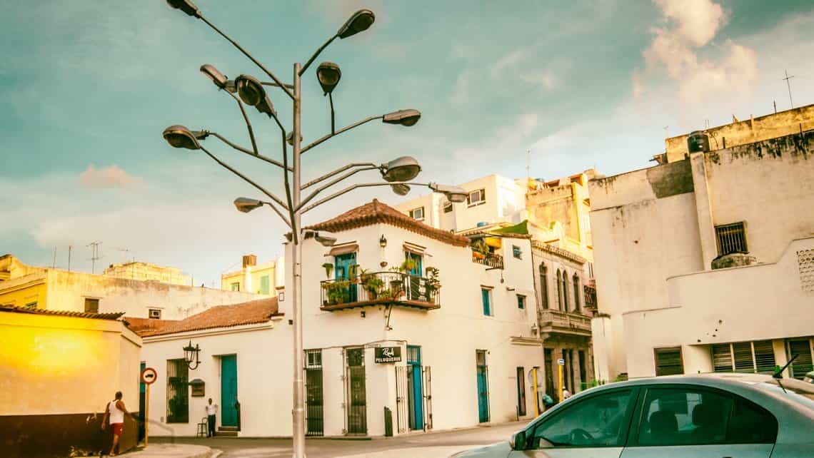 Interesante poste de alumbrado con multiples farolas vestigio de la pasada Bienal de La Habana