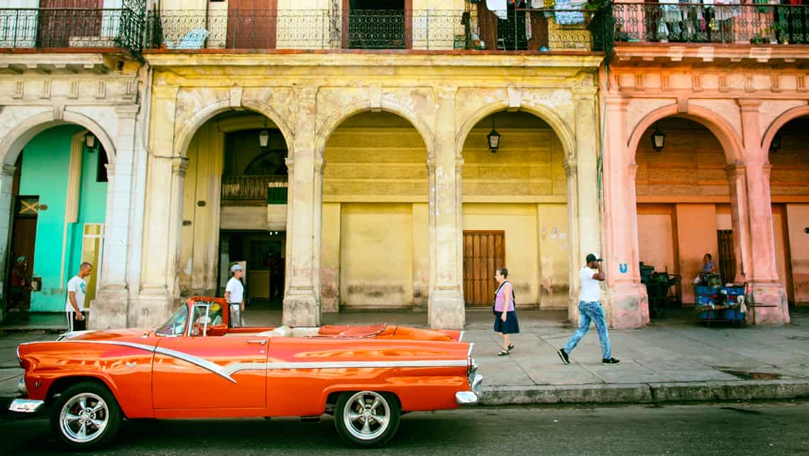 Acera frente al Capitolio de la Habana, cercano al Asturianito y Los Nardos