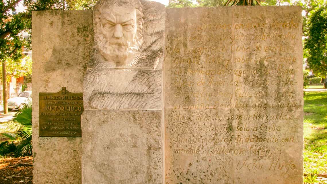 Detalle de la inscripcion en el monumento a Victor Hugo