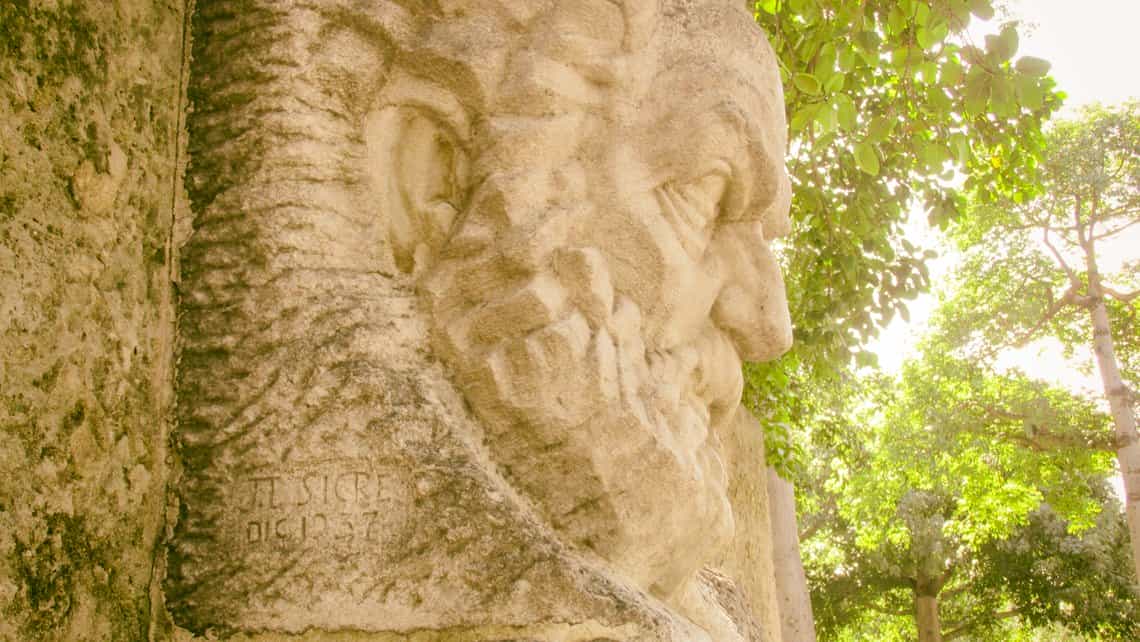 Detalle del monumento a Victor Hugo en el Vedado