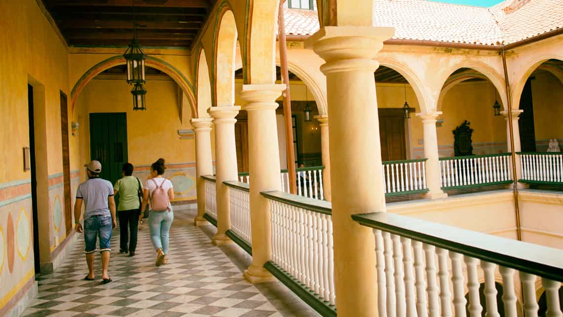 Habaneros y turistas recorren los pasillos del Museo Casa del Marqués de Arcos