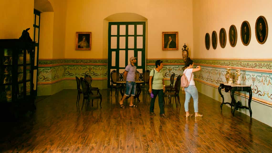 Viajeros toman fotos en la Casa del Marqués de Arcos