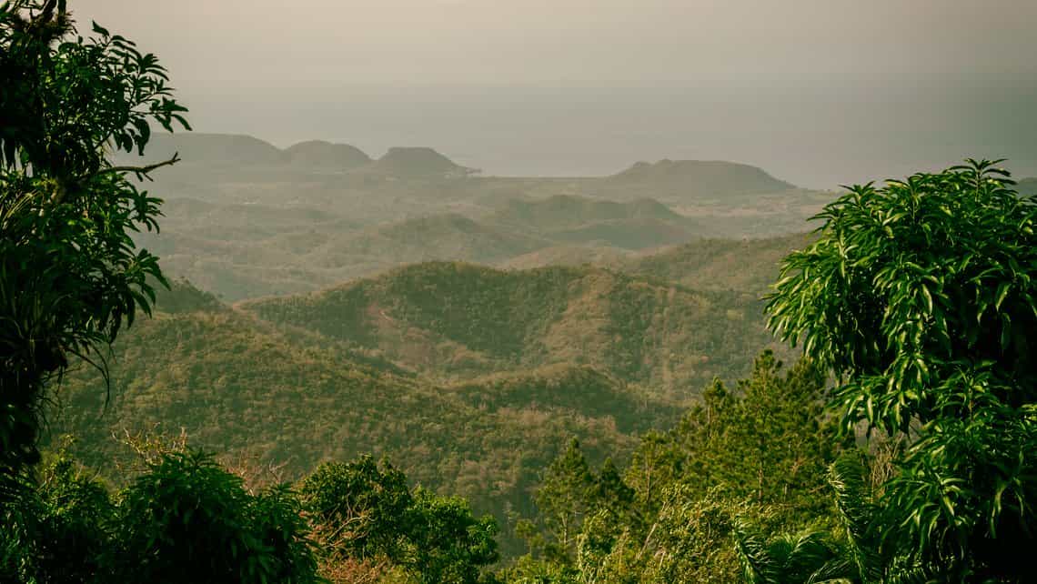 Vista de la Sierra Maestra desde la Gran Piedra, al fondo el Mar Caribe