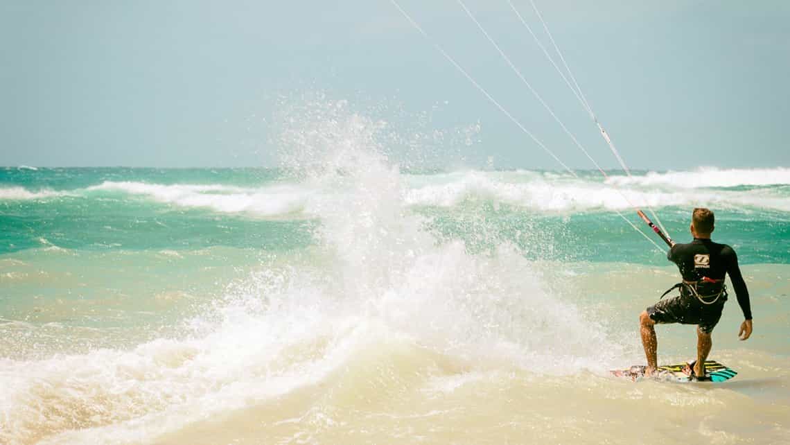 Turista haciendo windsurf en la playa de Varadero