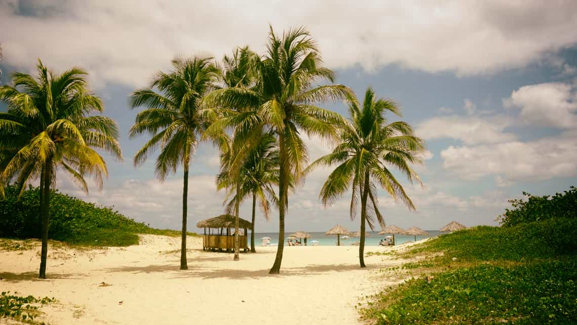 Camino entre dunas de arena con destino a una de las playas de Varadero