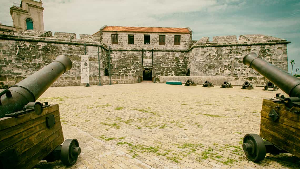 Vista de la entrada principal del Castillo de la Real Fuerza