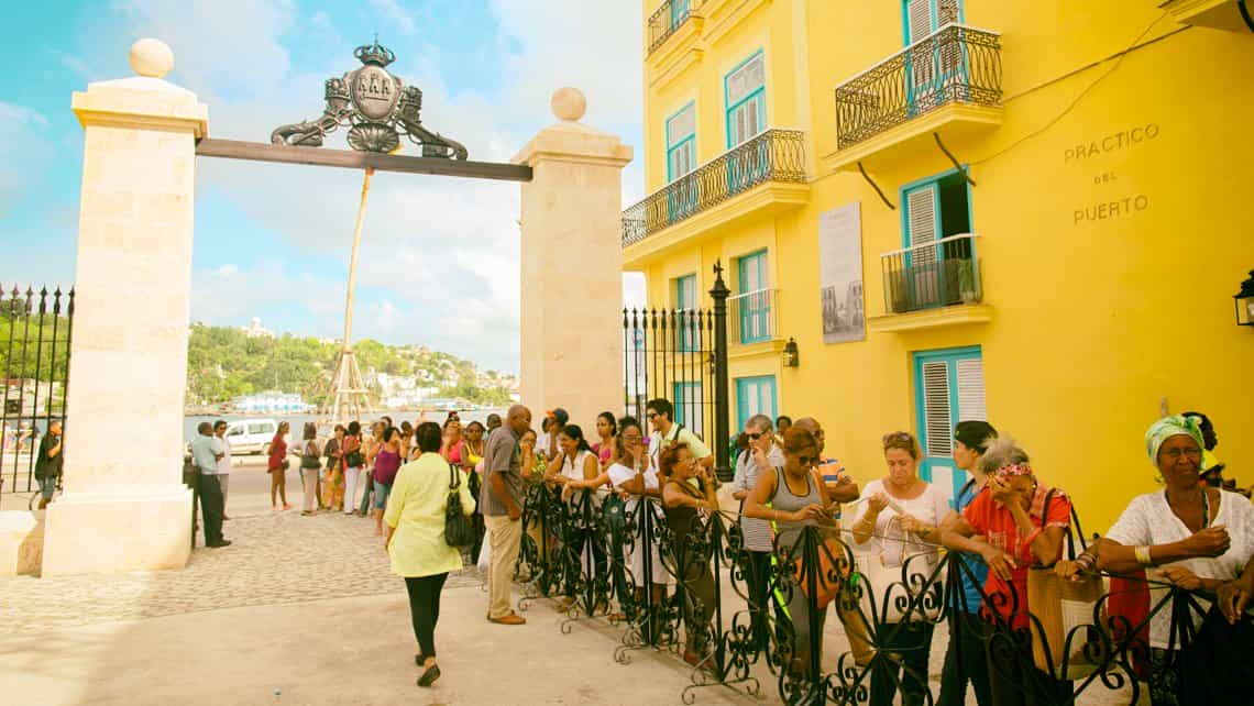 Puerta de O'Reilly recientemente restaurada da acceso a la Plaza de Armas de La Habana