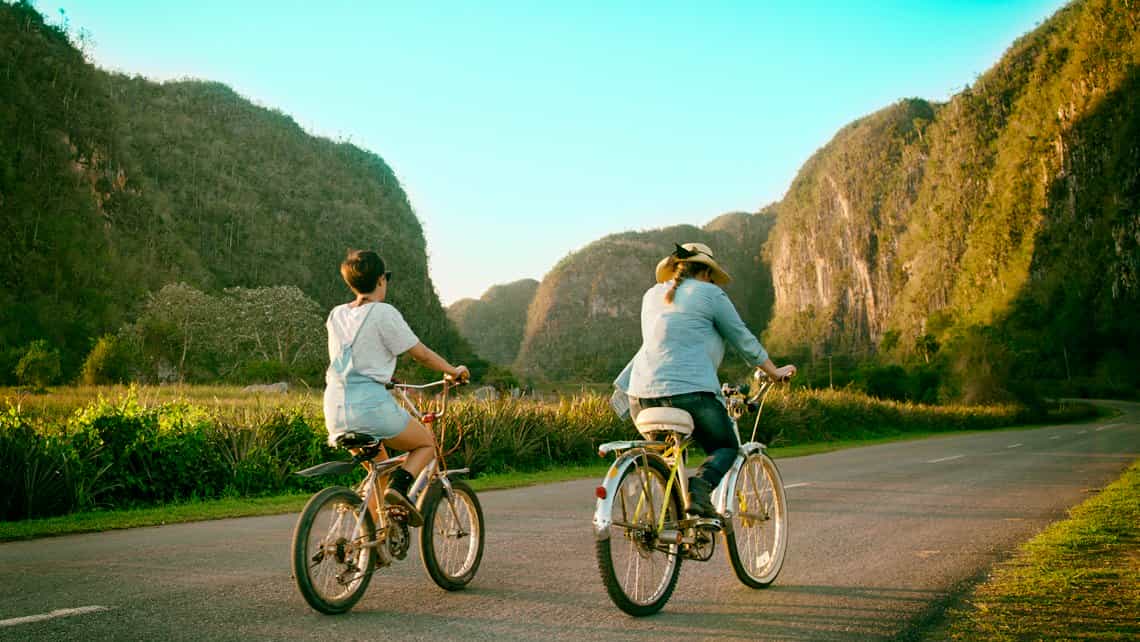 Dos turistas en bicicleta por el Valle de Viñales