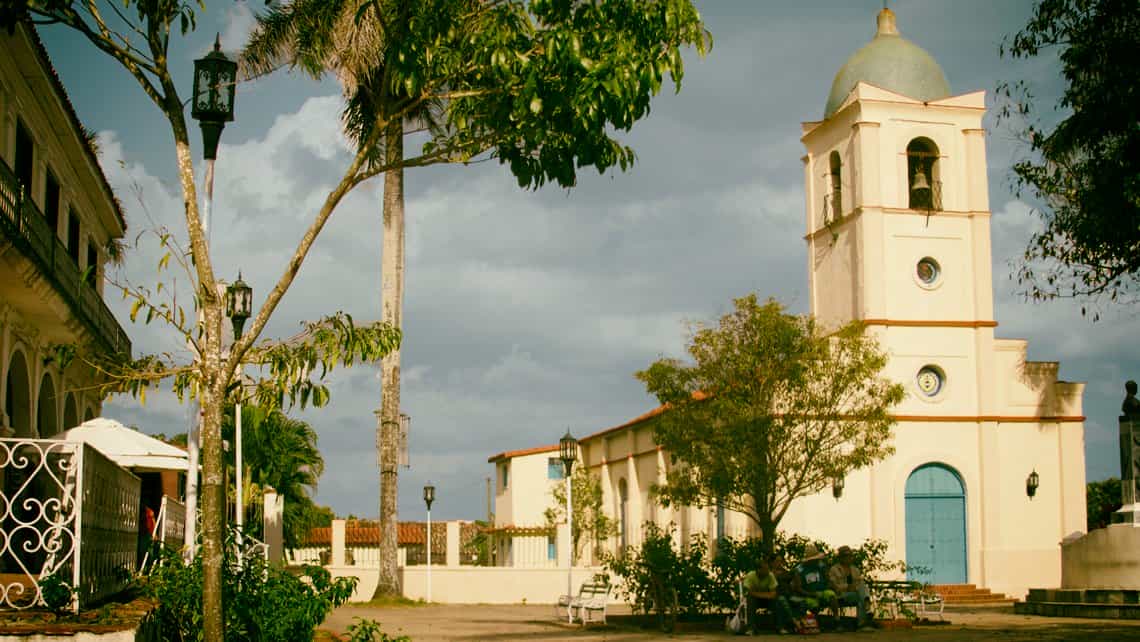 Iglesia en la plaza del pueblo de Viñales