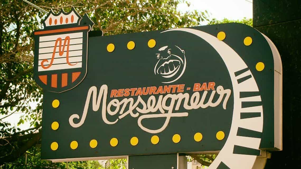 Cartel de restaurante y bar Monseigneur en La Habana