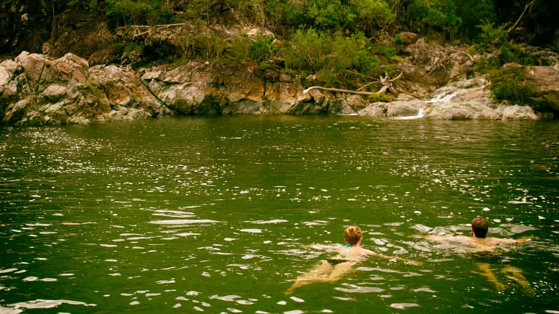 Turistas nadan en las aguas del Rio Cauto