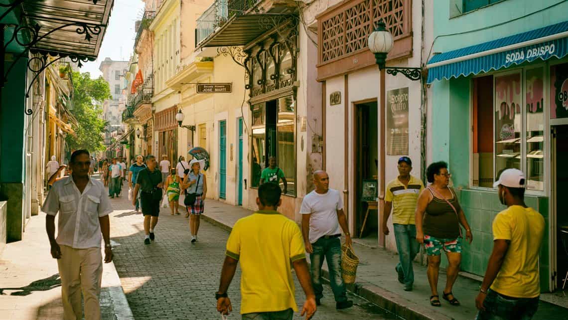 Habaneros recorren el Boulevard de Obispo de La Habana Vieja