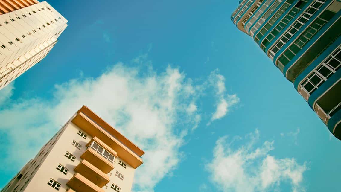 Cielo azul entre edificios de la Calle Linea
