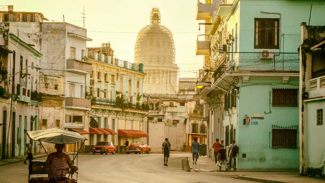 El Capitolio de La Habana vista desde la Calle Zanja al amanecer