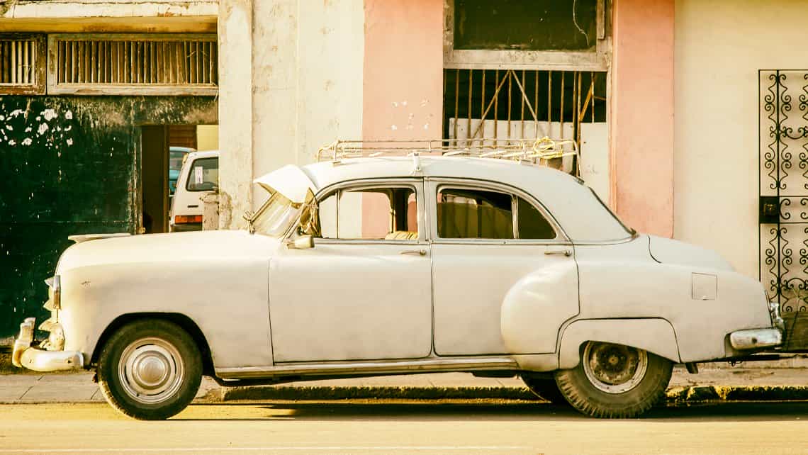 Antiguo coche americano en la Calle Zanja de Centro Habana