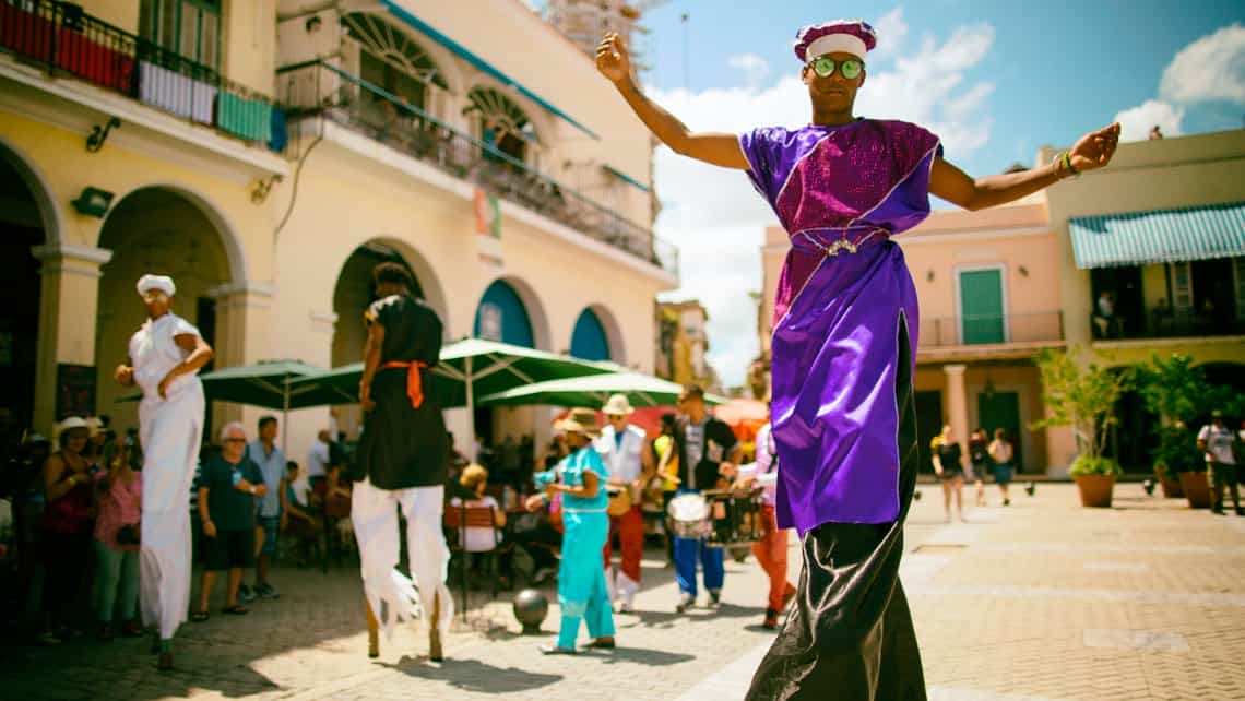 Zanqueros de la Giganteria Ambulante por las calles de la Habana Vieja
