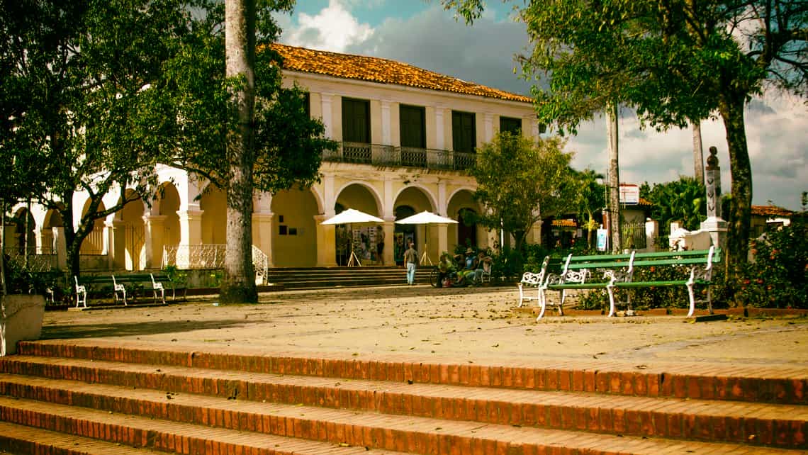 Parque en la plaza del pueblo de Viñales
