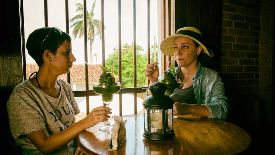 Viajeras comparten coctel en uno de las muchas paladares de Viñales