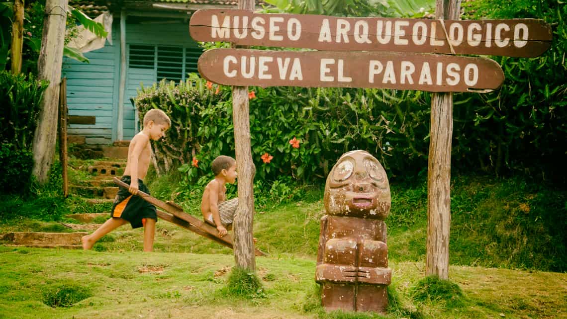 Niños juegan en las inmediaciones del Museo Arqueologico Cueva El Paraiso
