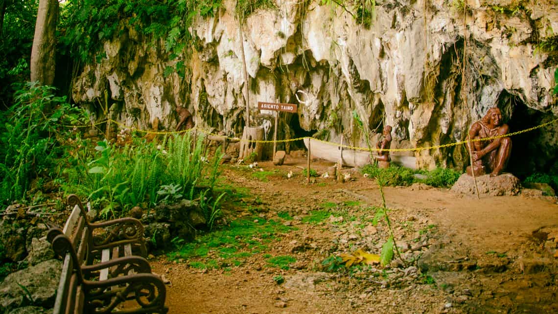 Detalle de escultura y entrada de la Cueva El Paraiso