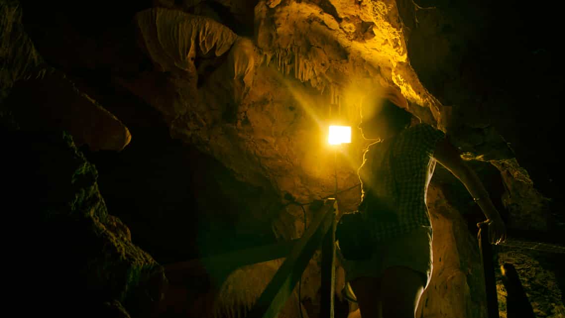 Turista desciende por las escaleras de acceso a la Cueva El Paraiso