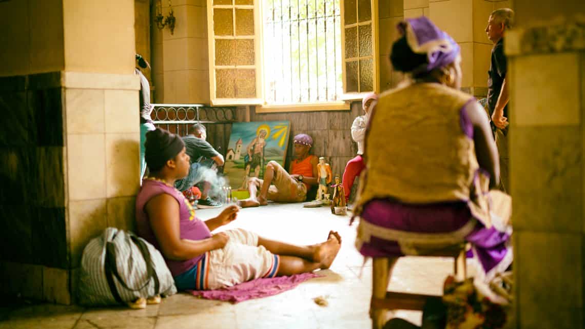 Creyentes cubanos en la Iglesia del Rincon. Sincretismo religioso.