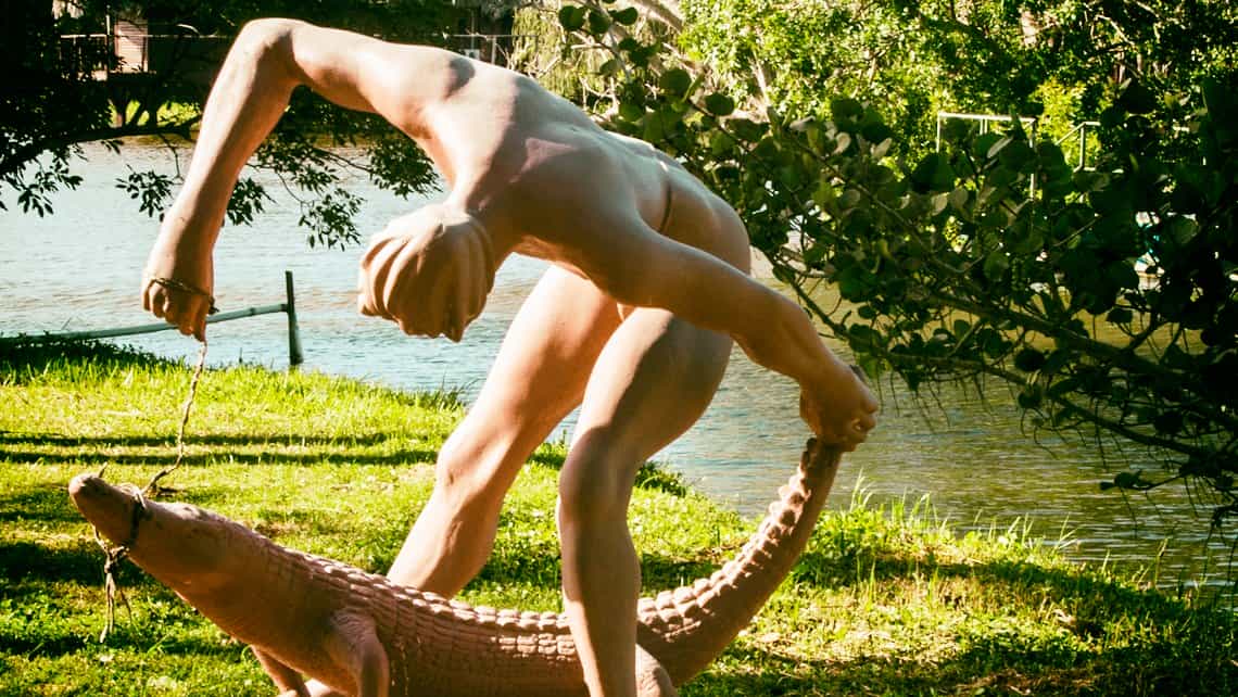 Escultura de indio Taion casando un cocodrilo