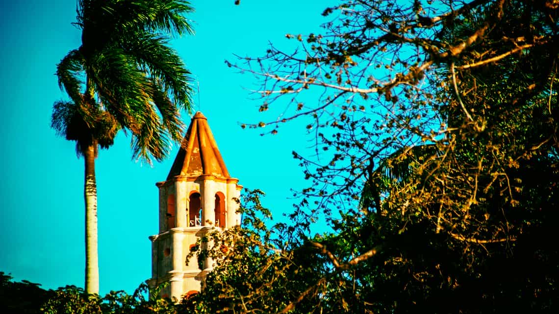 Detalle de la cima de la torre vigia de la Hacienda Manaca-Iznaga rodeada de vegetacion y palma real