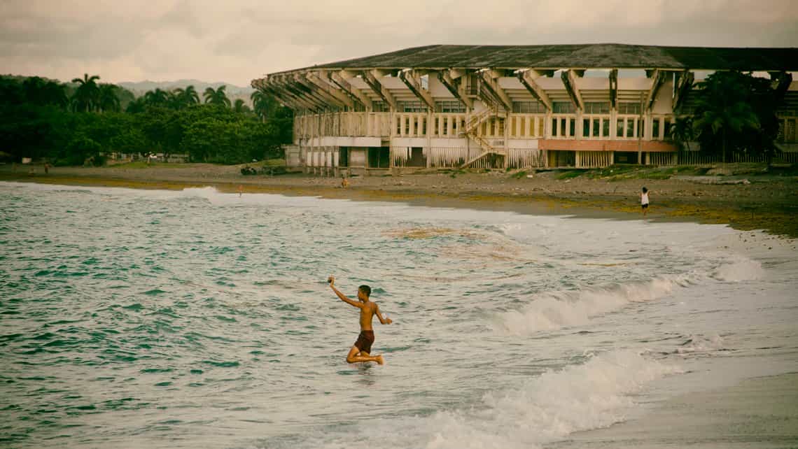 Muchacho de Baracoa corre hacia las olas en la Playa Baracoa