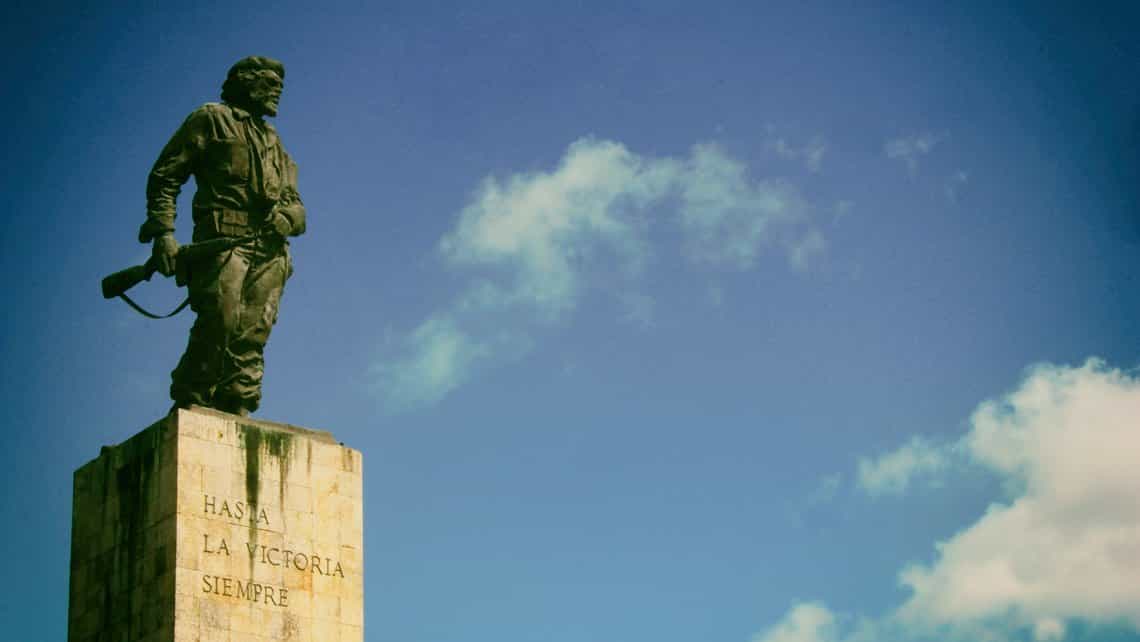 La estatua del Che Guevara kirando hacia el Sur